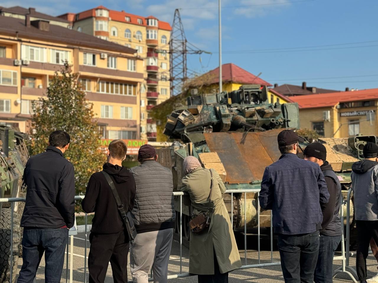 Студенты Гуманитарно-педагогического колледжа посетили уникальную передвижную выставку трофейной военной техники  Украины и стран НАТО, захваченной у...